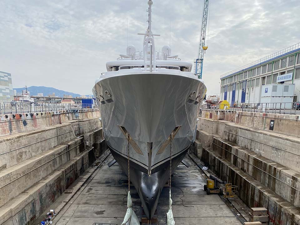 Eine Mega Yacht in der Werft