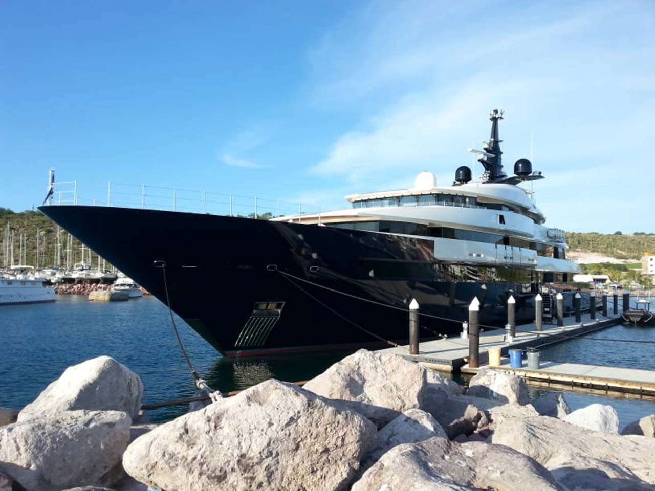 Eine Superyacht liegt an einem Steg